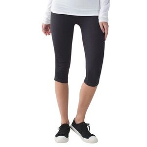 Lululemon In The Flow Crop II in Heathered Deep Coal Size 2